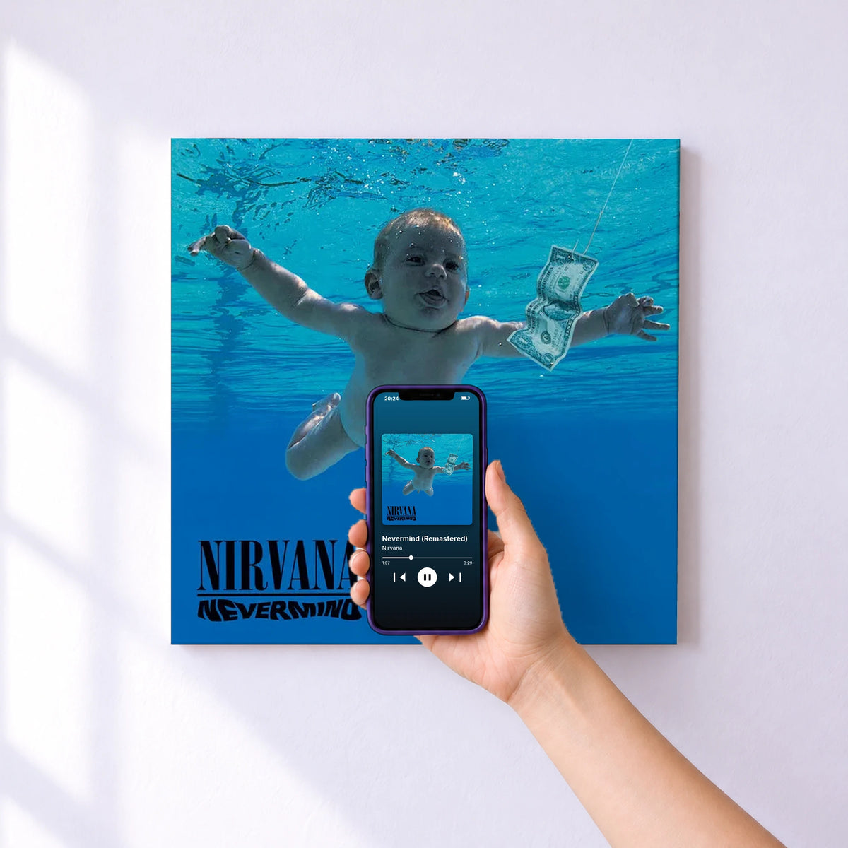 Affiche connectée Nevermind (Remastered) de Nirvana au mur : l'album se lance en approchant le téléphone