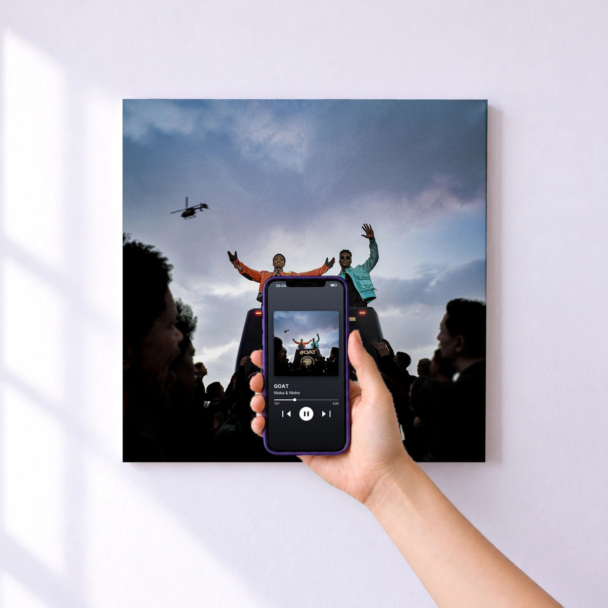 Affiche connectée GOAT de Niska & Ninho au mur : l'album se lance en approchant le téléphone