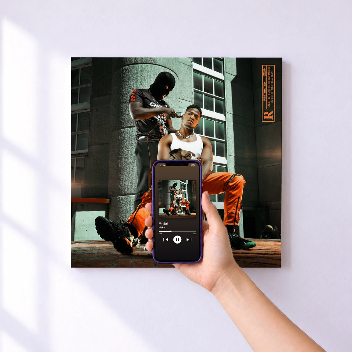 Affiche connectée Mr Sal de Niska au mur : l'album se lance en approchant le téléphone