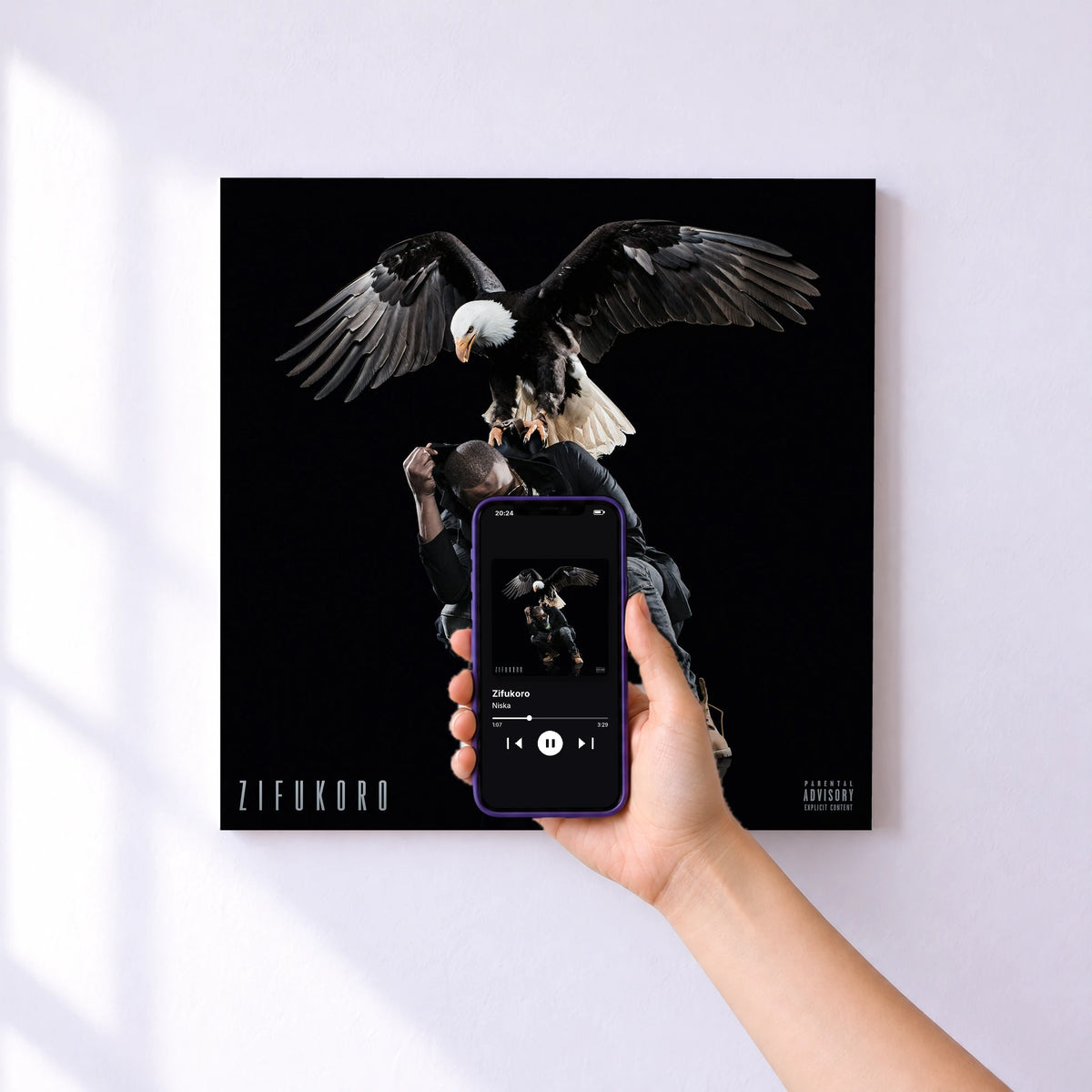Affiche connectée Zifukoro de Niska au mur : l'album se lance en approchant le téléphone