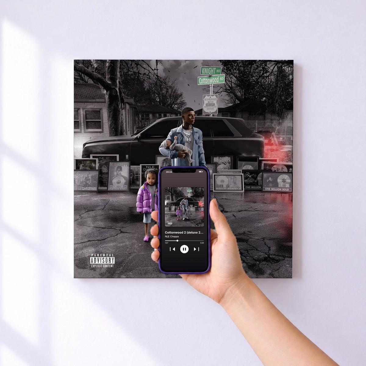 Affiche connectée Cottonwood 2 (deluxe 2.0) de NLE Choppa au mur : l'album se lance en approchant le téléphone