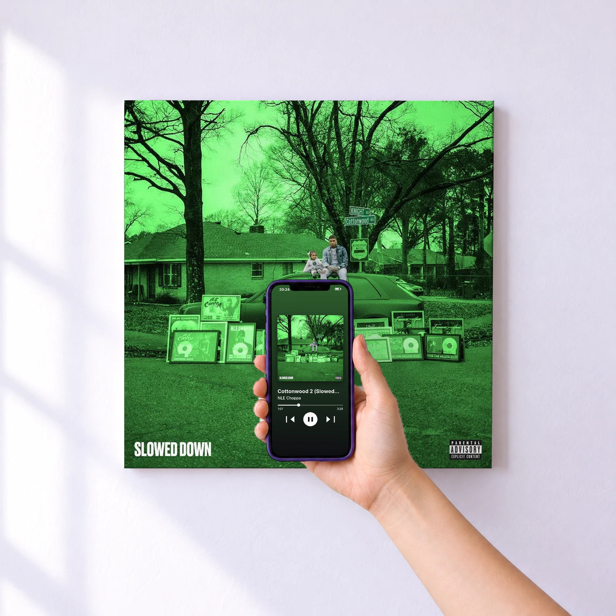 Affiche connectée Cottonwood 2 (Slowed Down) de NLE Choppa au mur : l'album se lance en approchant le téléphone