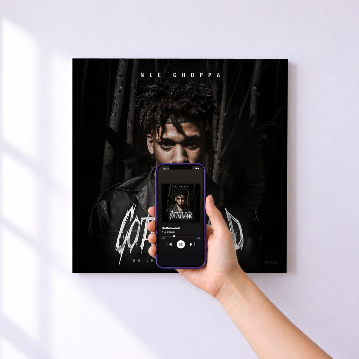 Affiche connectée Cottonwood de NLE Choppa au mur : l'album se lance en approchant le téléphone
