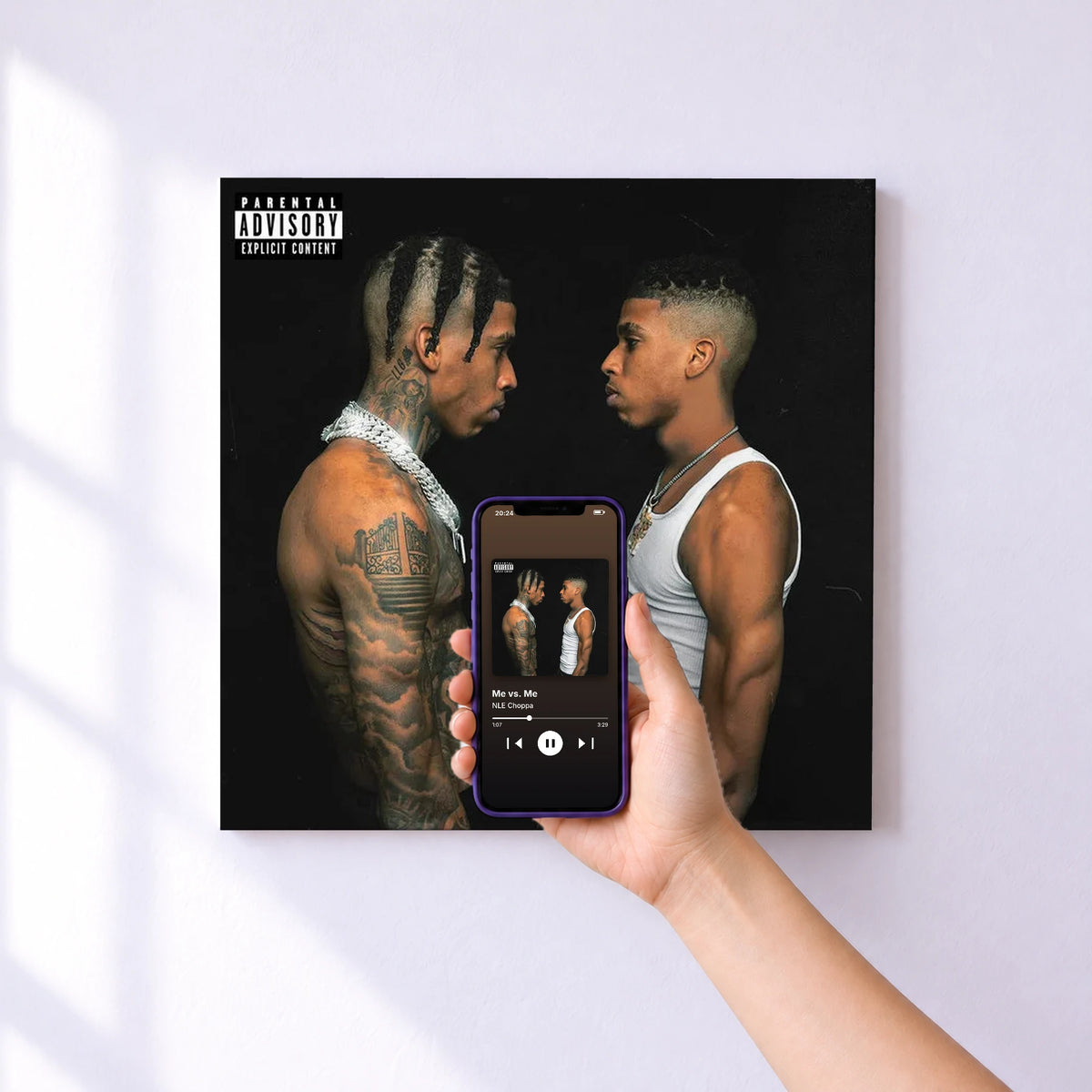 Affiche connectée Me vs. Me de NLE Choppa au mur : l'album se lance en approchant le téléphone