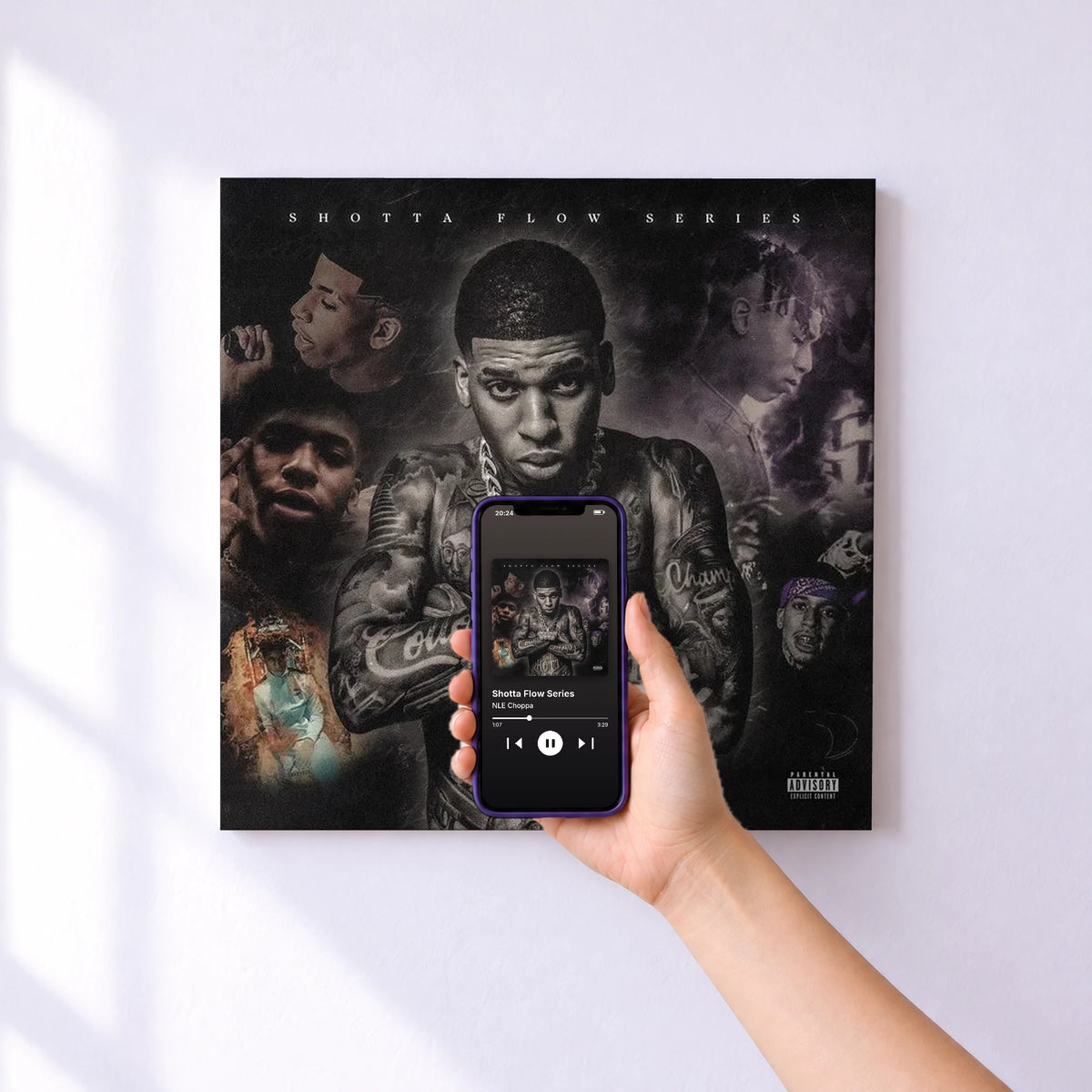 Affiche connectée Shotta Flow Series de NLE Choppa au mur : l'album se lance en approchant le téléphone