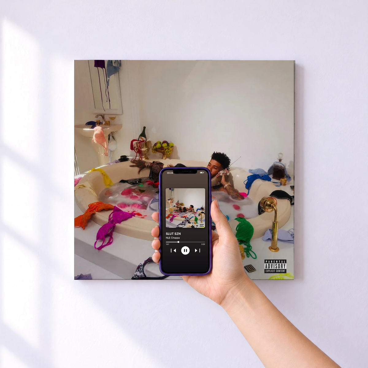 Affiche connectée SLUT SZN de NLE Choppa au mur : l'album se lance en approchant le téléphone