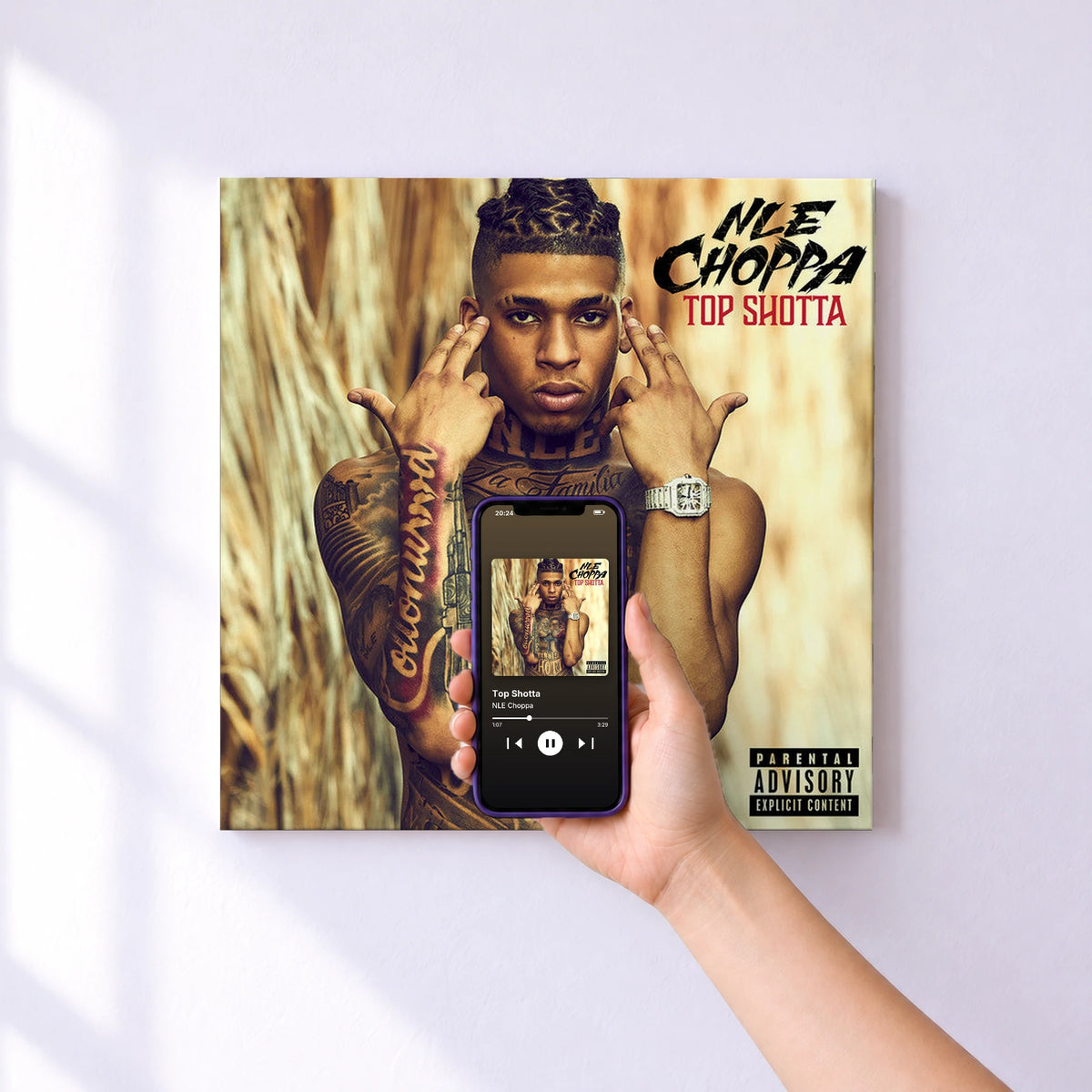 Affiche connectée Top Shotta de NLE Choppa au mur : l'album se lance en approchant le téléphone