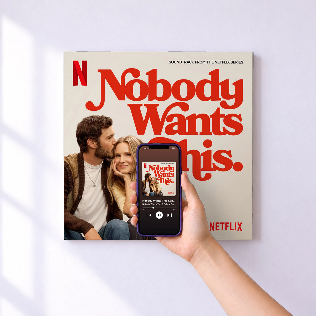 Affiche connectée Nobody Wants This Season 2: The Soundtrack de Nobody Wants This & Selena Gomez & Kacey Musgraves au mur : l'album se lance en approchant le téléphone