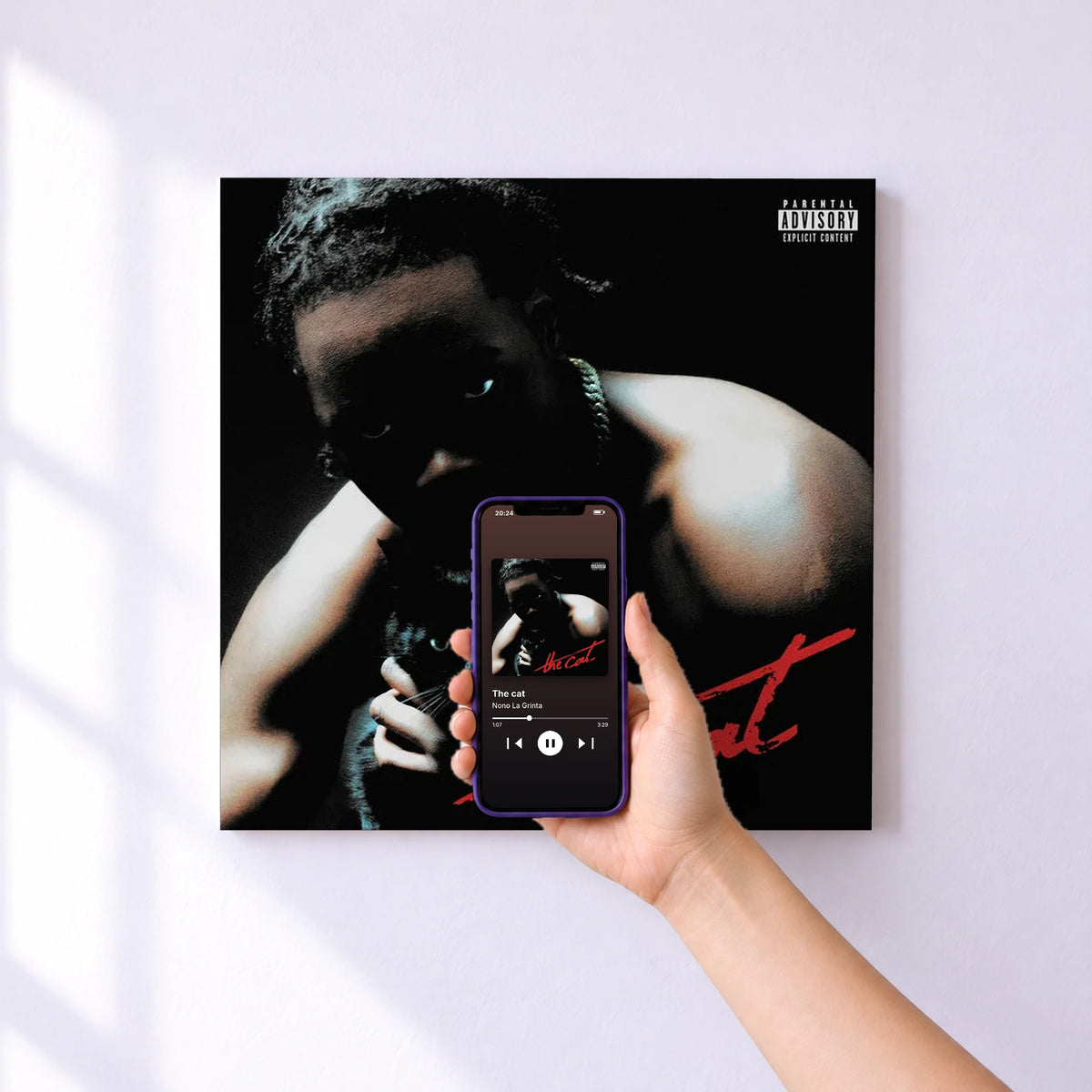 Affiche connectée The cat de Nono La Grinta au mur : l'album se lance en approchant le téléphone