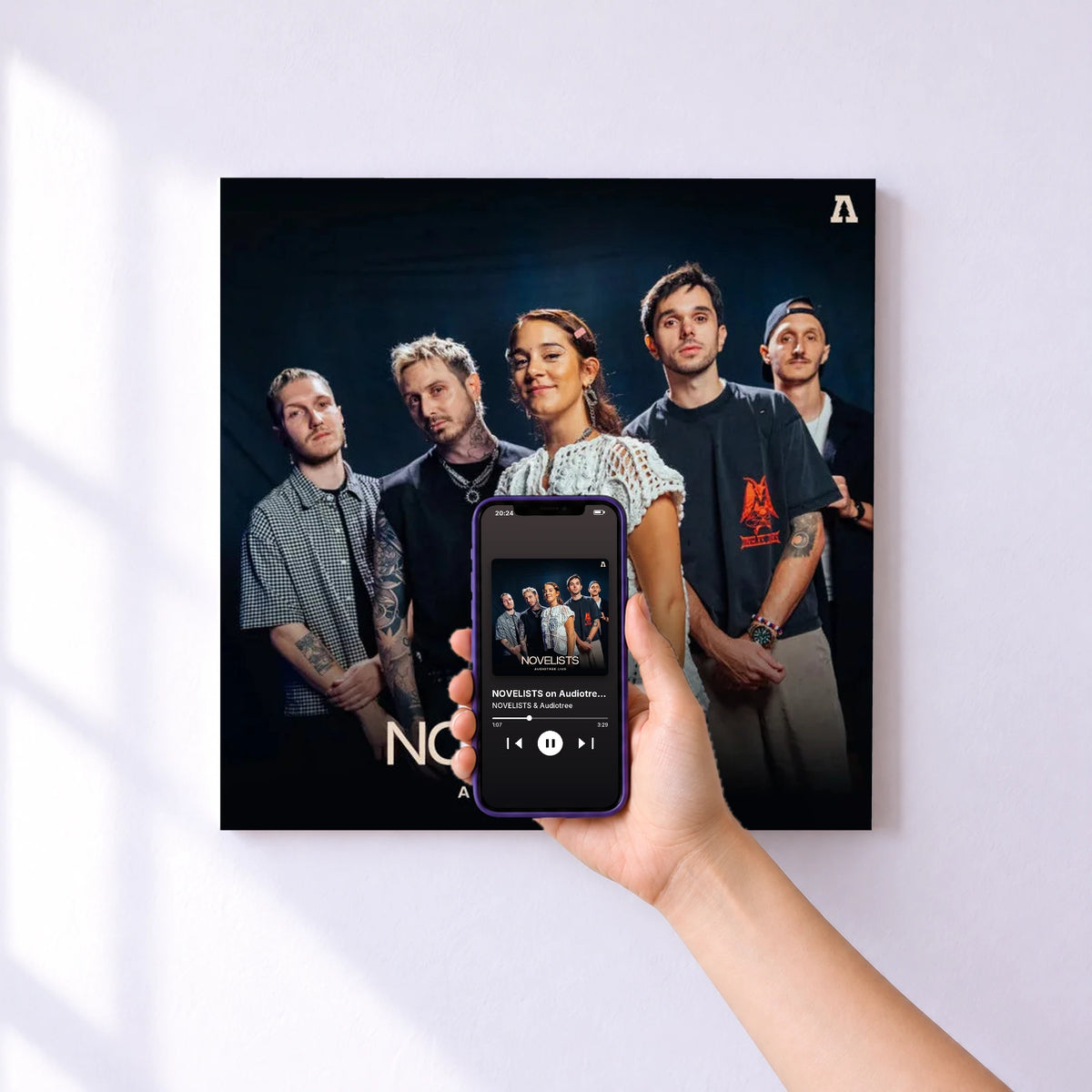 Affiche connectée NOVELISTS on Audiotree Live de NOVELISTS & Audiotree au mur : l'album se lance en approchant le téléphone