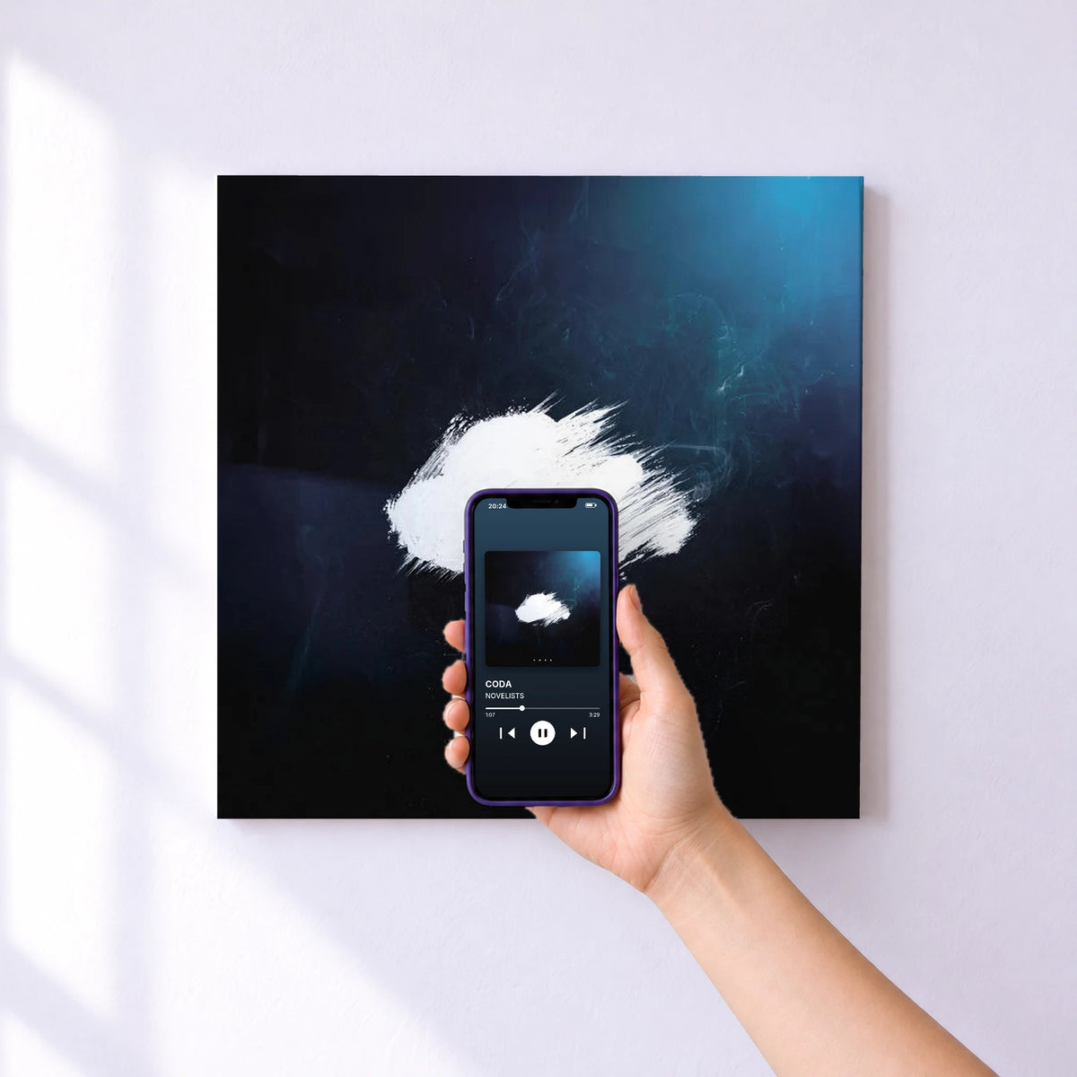 Affiche connectée CODA de NOVELISTS au mur : l'album se lance en approchant le téléphone