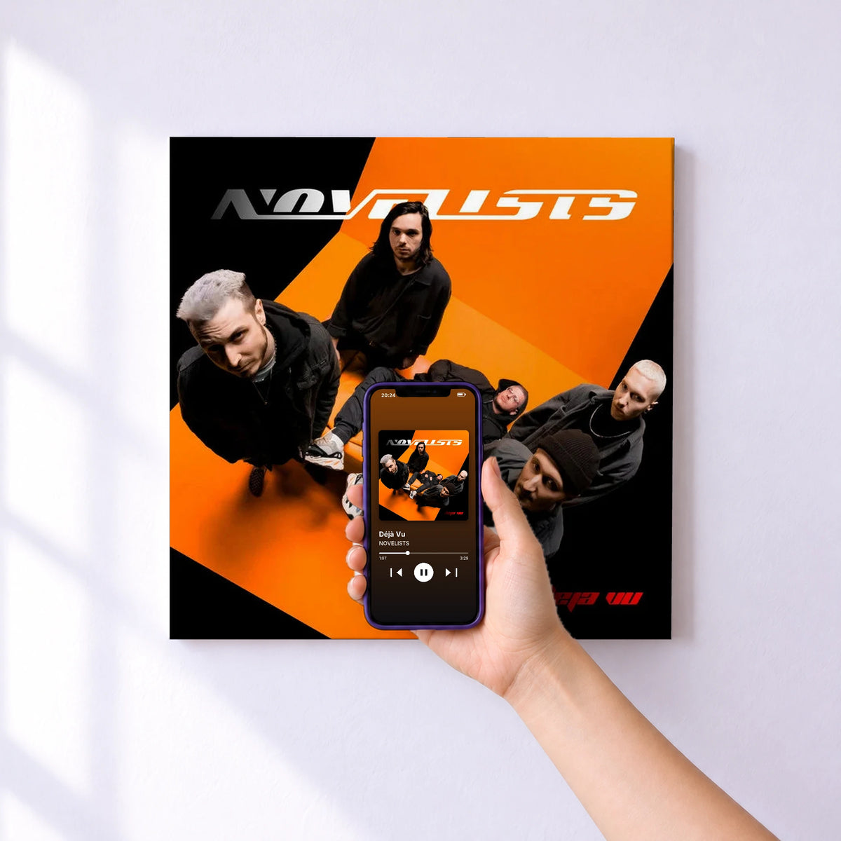 Affiche connectée Déjà Vu de NOVELISTS au mur : l'album se lance en approchant le téléphone