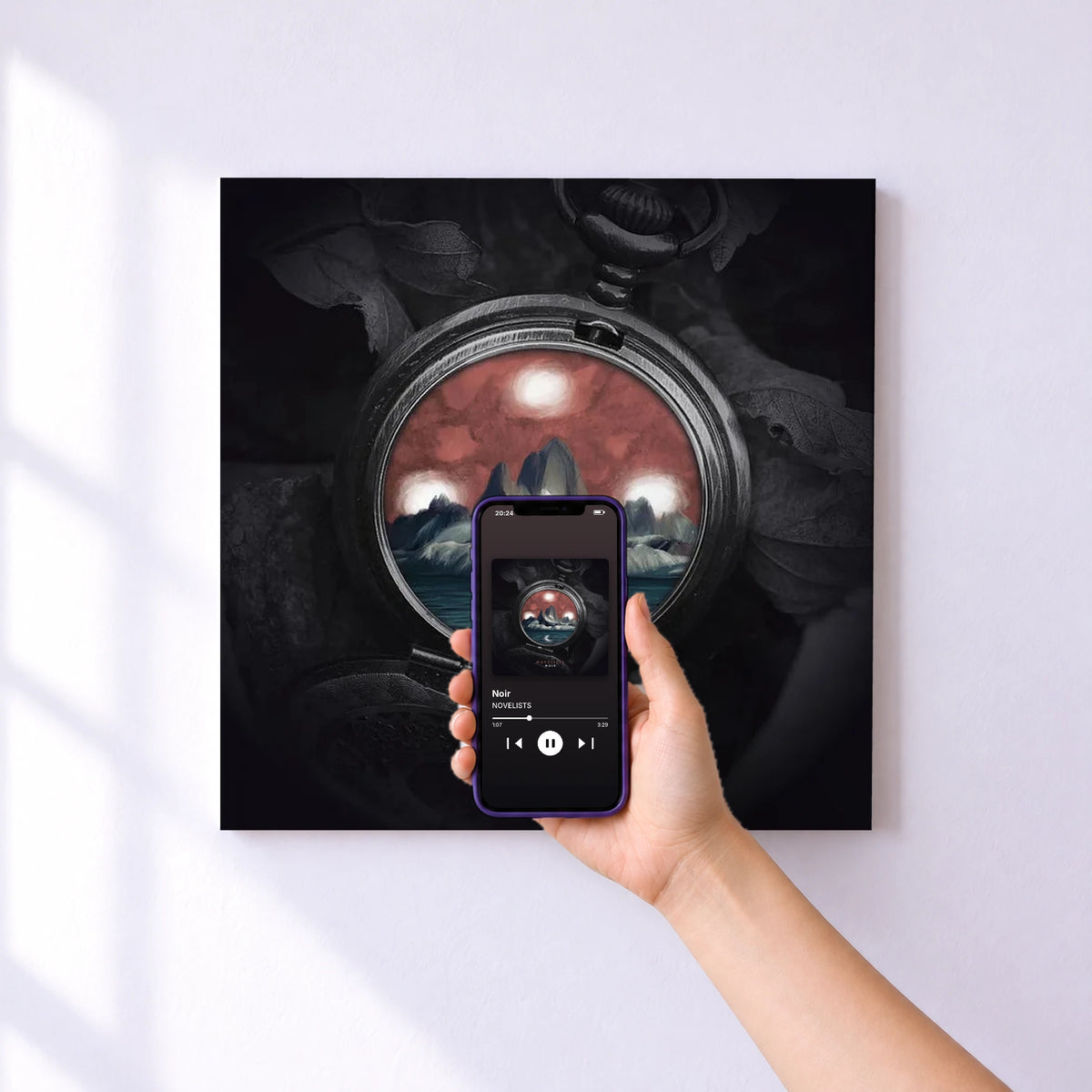 Affiche connectée Noir de NOVELISTS au mur : l'album se lance en approchant le téléphone