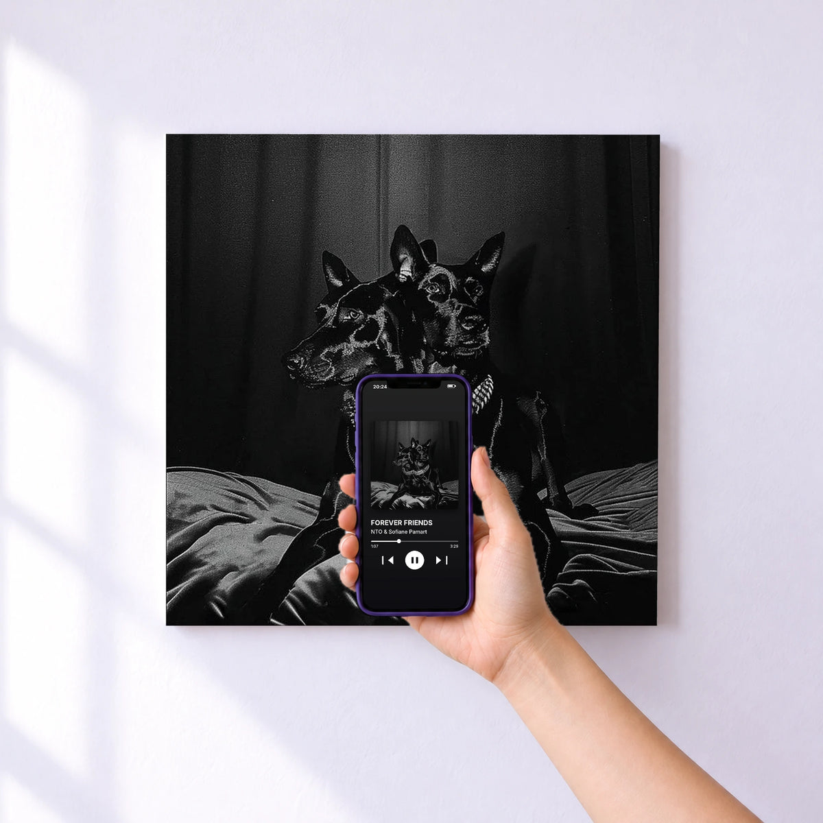 Affiche connectée FOREVER FRIENDS de NTO & Sofiane Pamart au mur : l'album se lance en approchant le téléphone