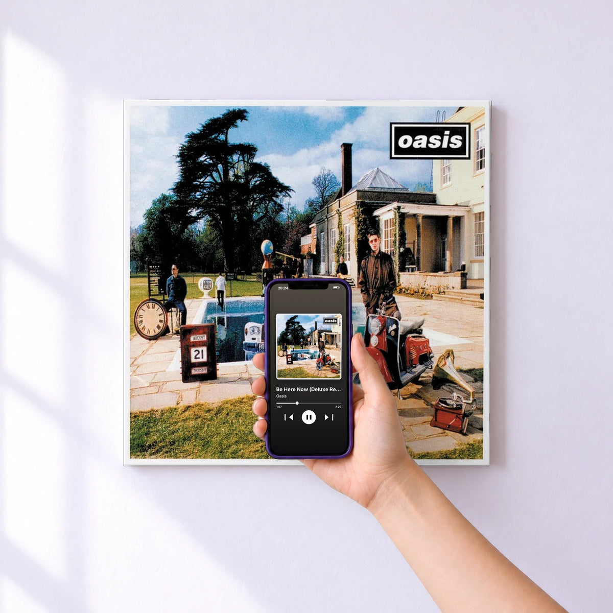 Affiche connectée Be Here Now (Deluxe Remastered Edition) de Oasis au mur : l'album se lance en approchant le téléphone