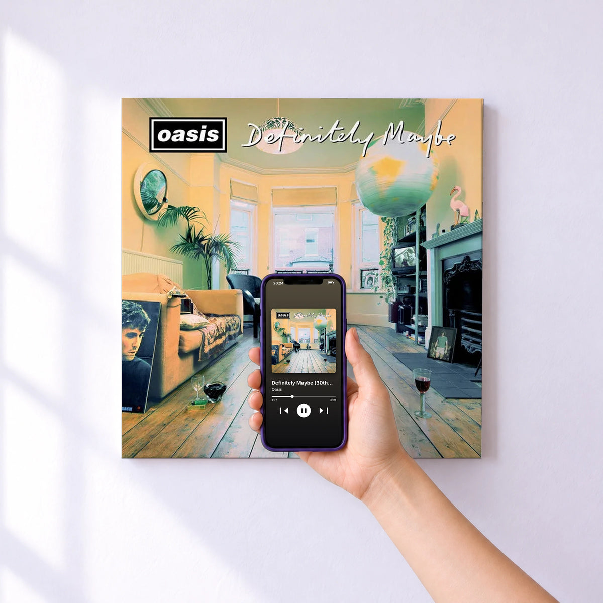Affiche connectée Definitely Maybe (30th Anniversary Deluxe Edition) de Oasis au mur : l'album se lance en approchant le téléphone
