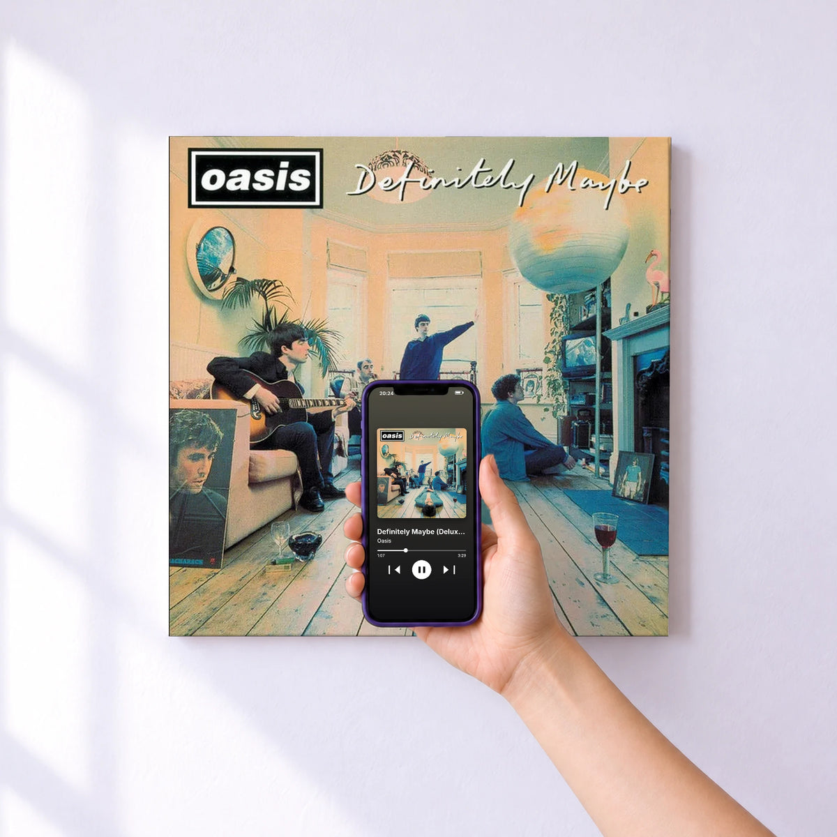 Affiche connectée Definitely Maybe (Deluxe Edition Remastered) de Oasis au mur : l'album se lance en approchant le téléphone