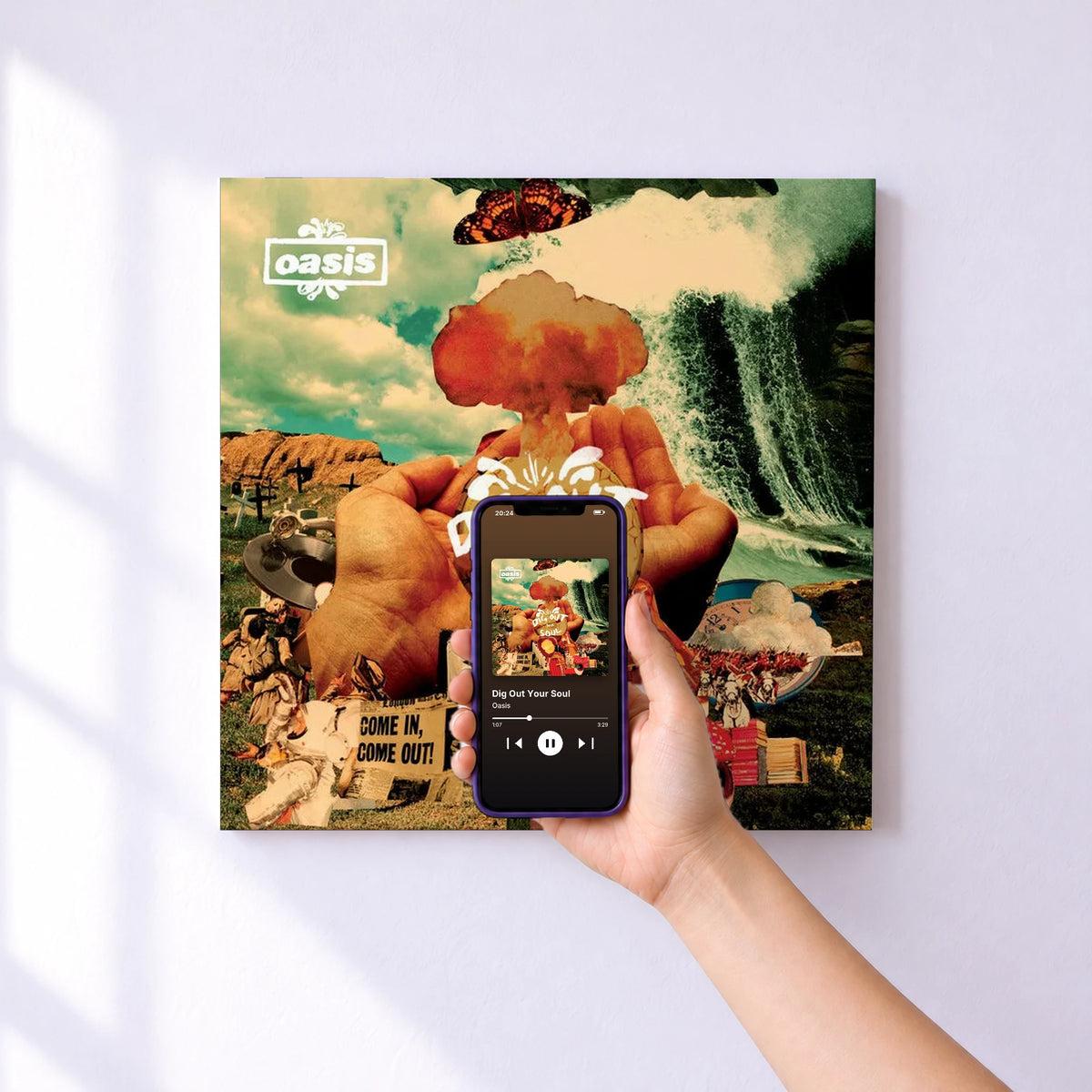 Affiche connectée Dig Out Your Soul de Oasis au mur : l'album se lance en approchant le téléphone