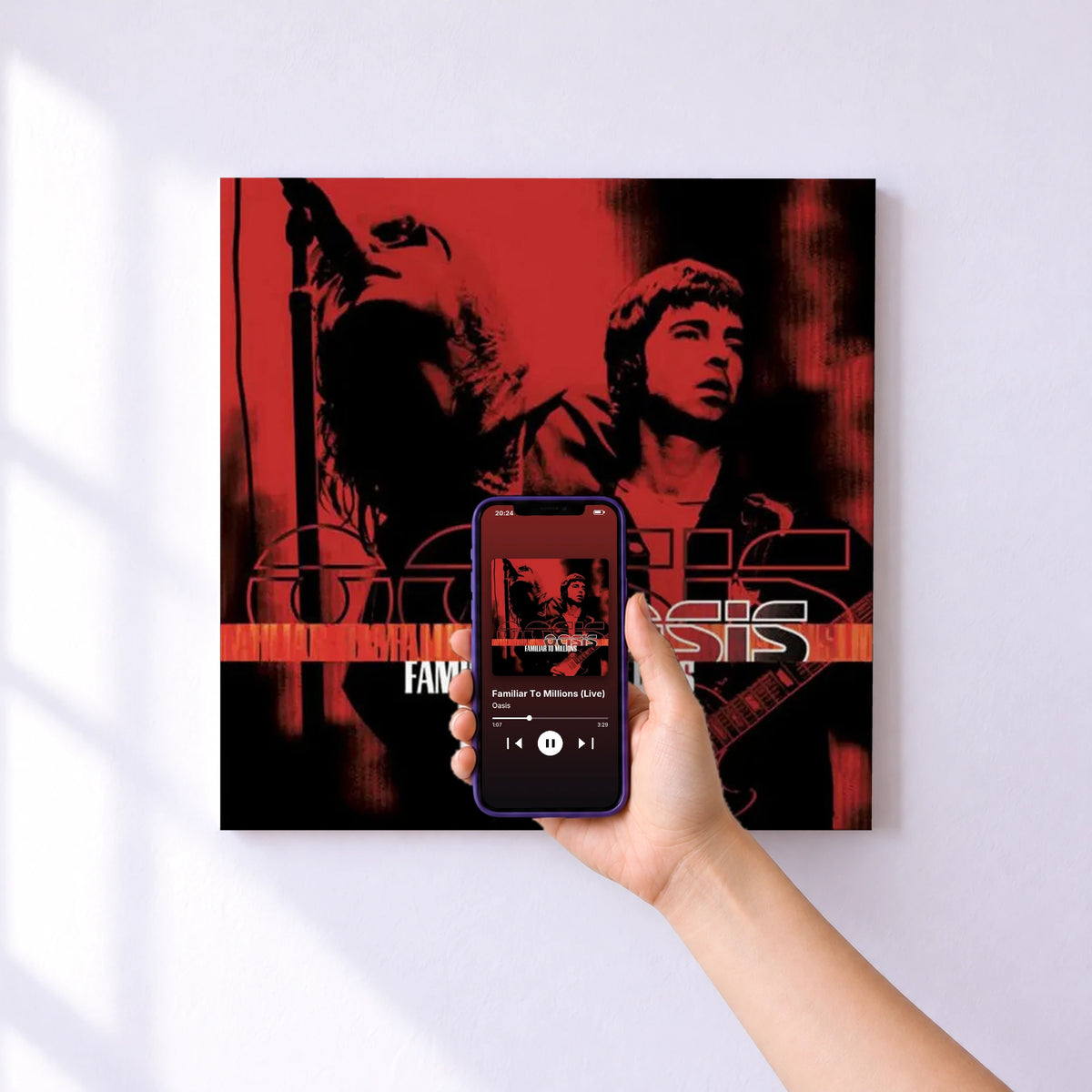 Affiche connectée Familiar To Millions (Live) de Oasis au mur : l'album se lance en approchant le téléphone