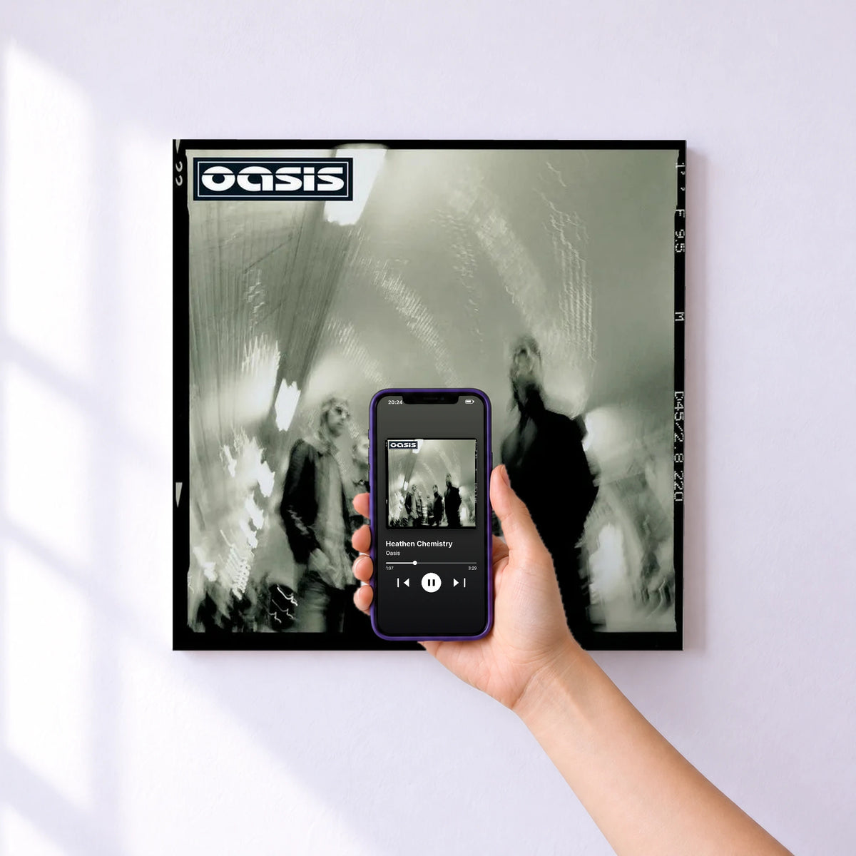Affiche connectée Heathen Chemistry de Oasis au mur : l'album se lance en approchant le téléphone