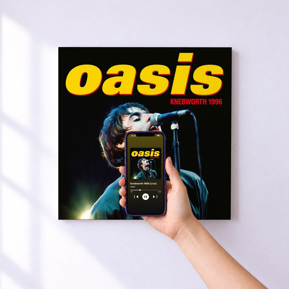 Affiche connectée Knebworth 1996 (Live) de Oasis au mur : l'album se lance en approchant le téléphone