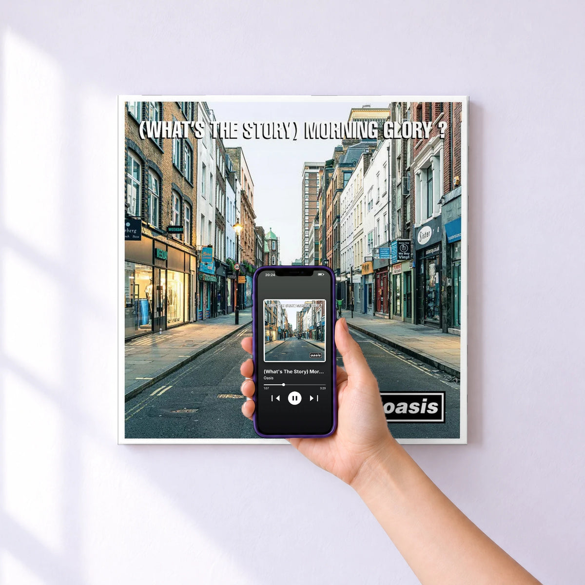 Affiche connectée (What's The Story) Morning Glory? (30th Anniversary Deluxe Edition) de Oasis au mur : l'album se lance en approchant le téléphone
