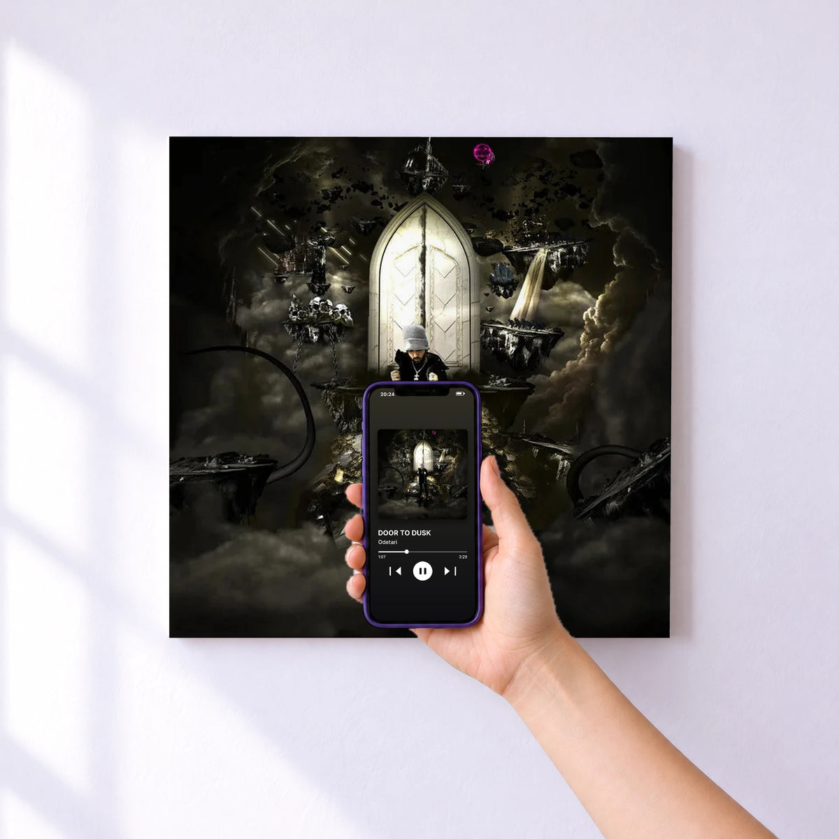 Affiche connectée DOOR TO DUSK de Odetari au mur : l'album se lance en approchant le téléphone