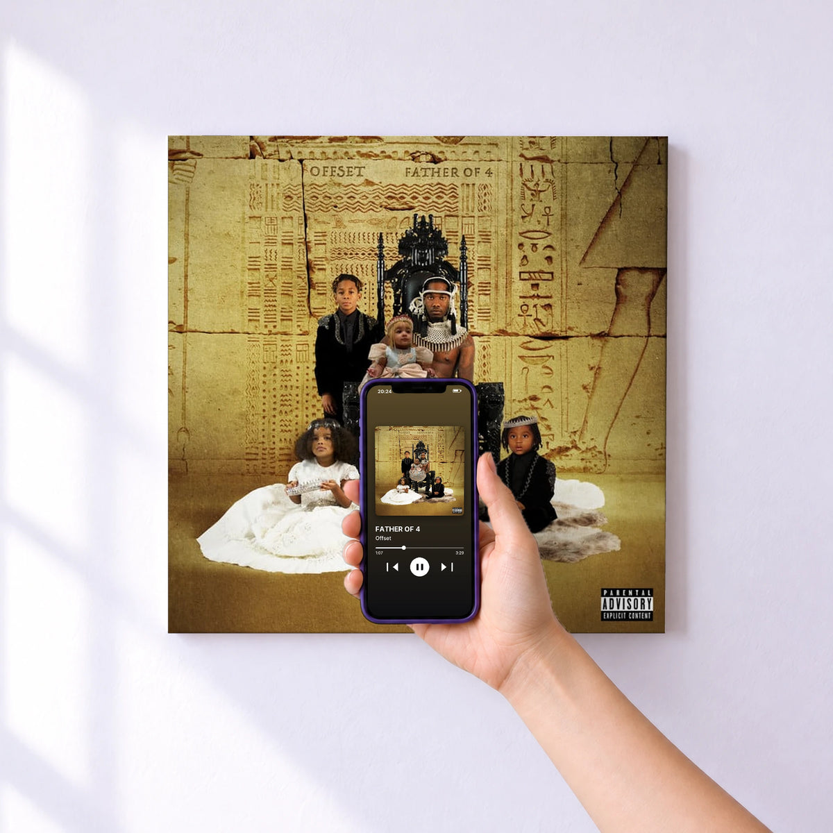 Affiche connectée FATHER OF 4 de Offset au mur : l'album se lance en approchant le téléphone