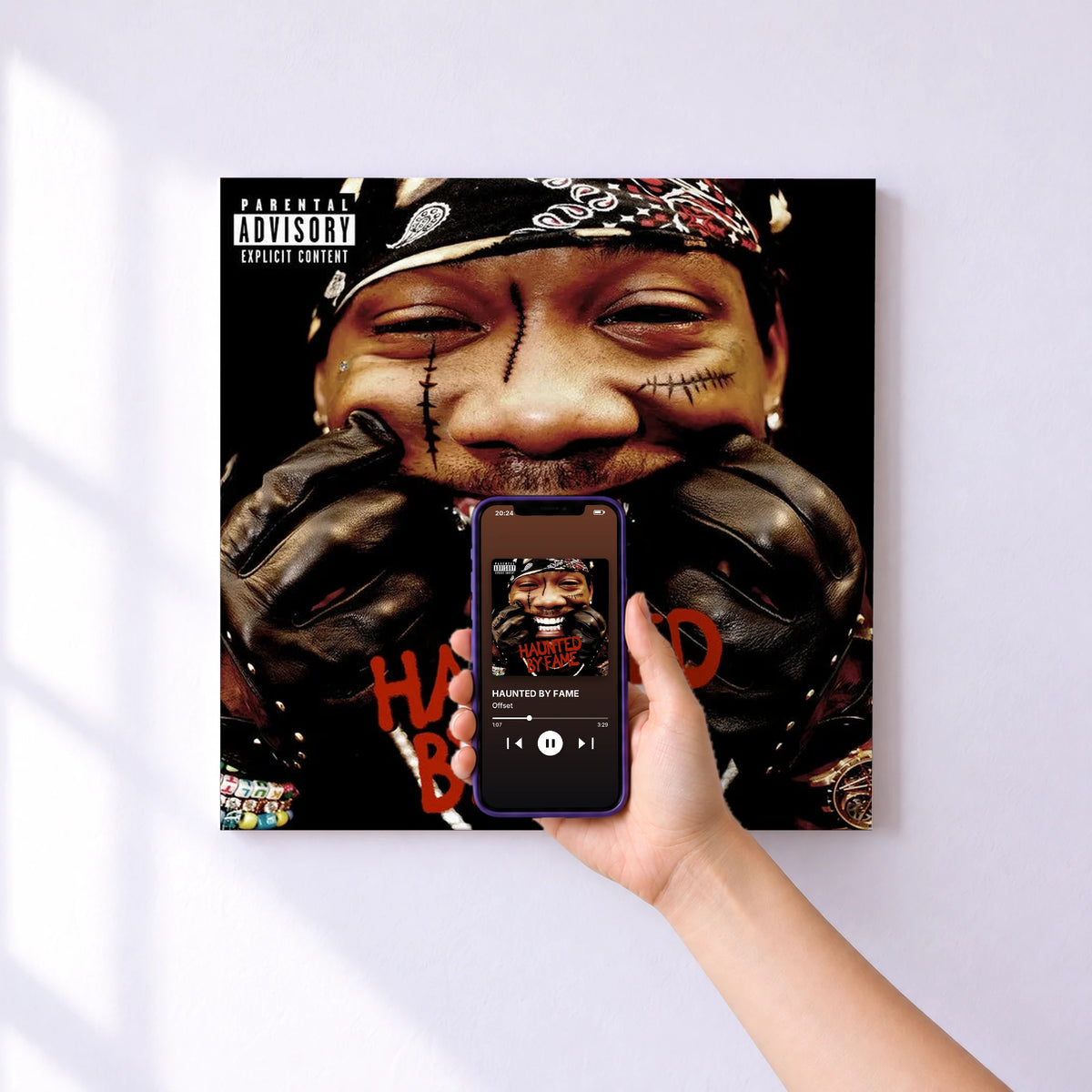 Affiche connectée HAUNTED BY FAME de Offset au mur : l'album se lance en approchant le téléphone