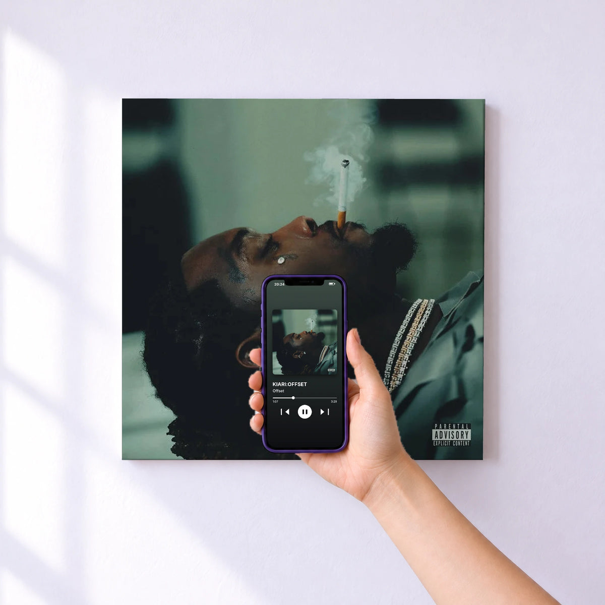Affiche connectée KIARI:OFFSET de Offset au mur : l'album se lance en approchant le téléphone