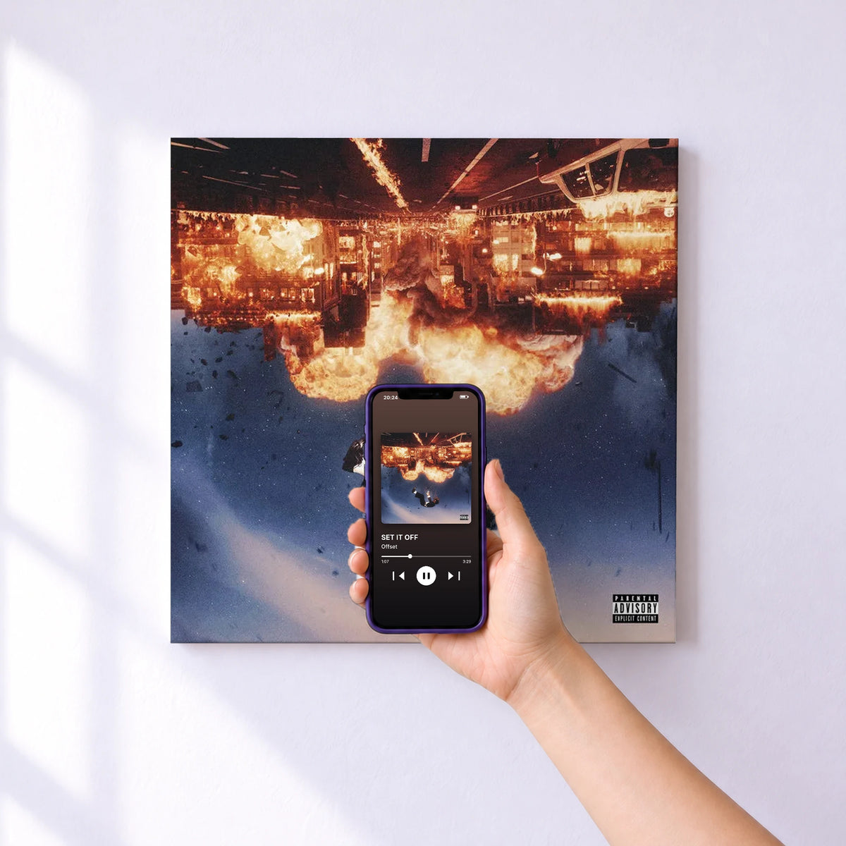 Affiche connectée SET IT OFF de Offset au mur : l'album se lance en approchant le téléphone