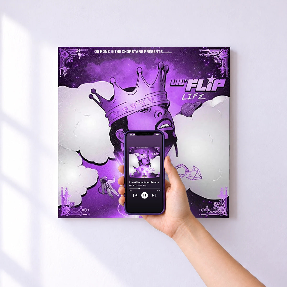 Affiche connectée Life (Chopnotslop Remix) de OG Ron C & Lil' Flip au mur : l'album se lance en approchant le téléphone