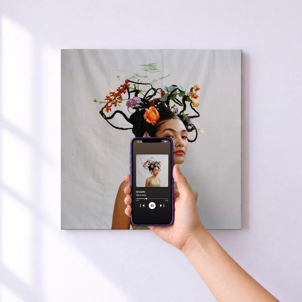 Affiche connectée Growth de Olivia Dean au mur : l'album se lance en approchant le téléphone