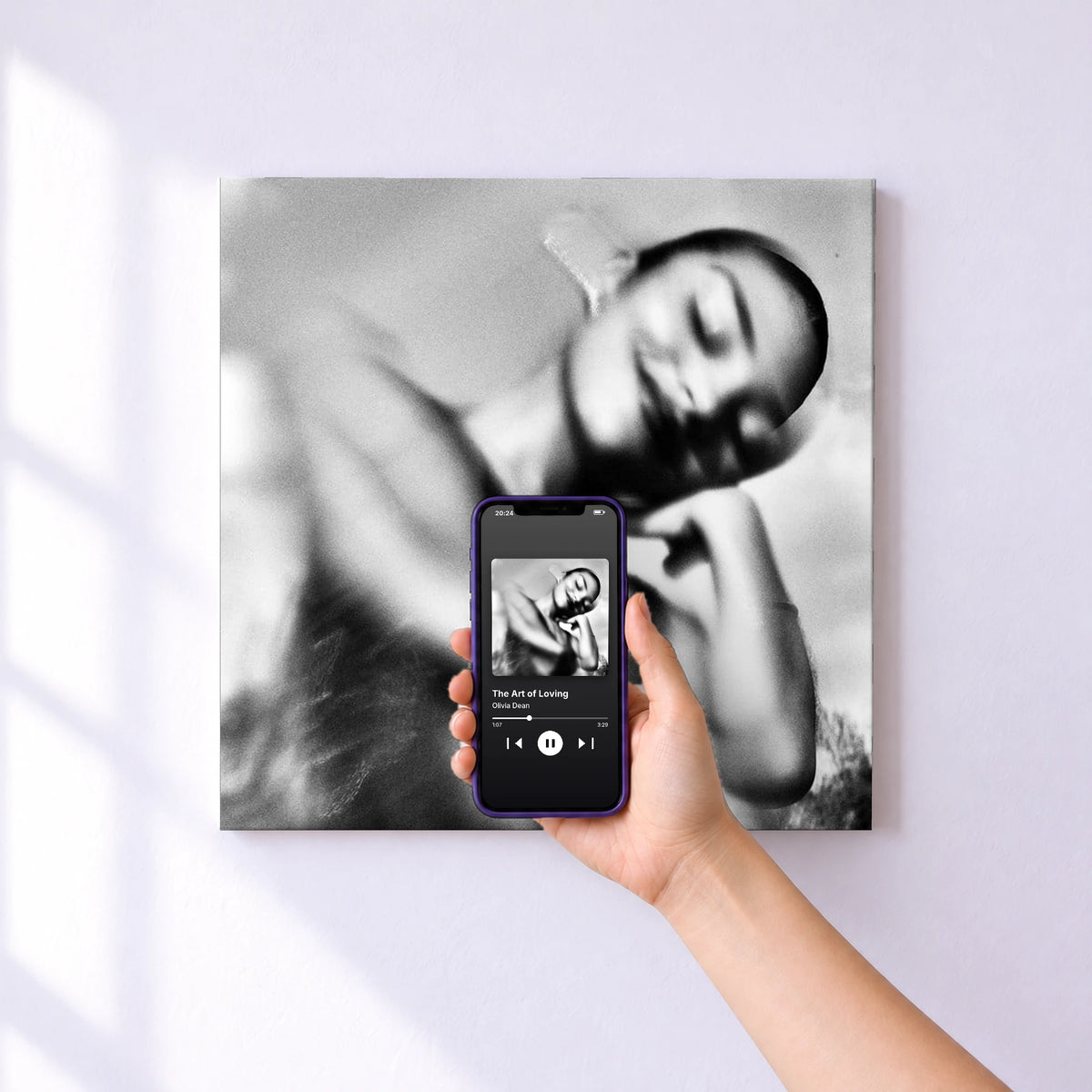 Affiche connectée The Art of Loving de Olivia Dean au mur : l'album se lance en approchant le téléphone