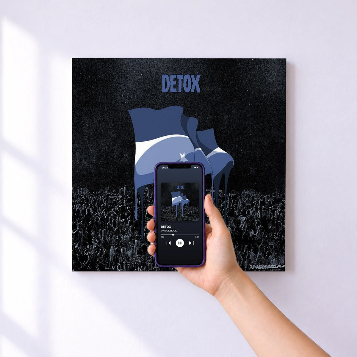 Affiche connectée DETOX de ONE OK ROCK au mur : l'album se lance en approchant le téléphone