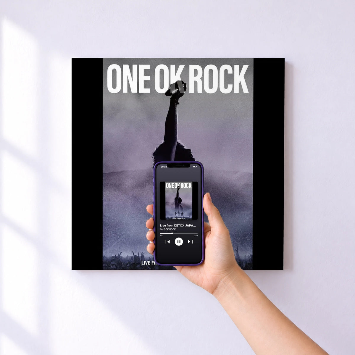 Affiche connectée Live from DETOX JAPAN TOUR 2025 de ONE OK ROCK au mur : l'album se lance en approchant le téléphone
