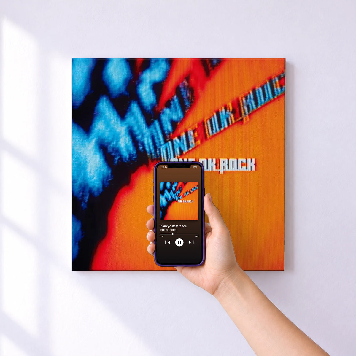 Affiche connectée Zankyo Reference de ONE OK ROCK au mur : l'album se lance en approchant le téléphone