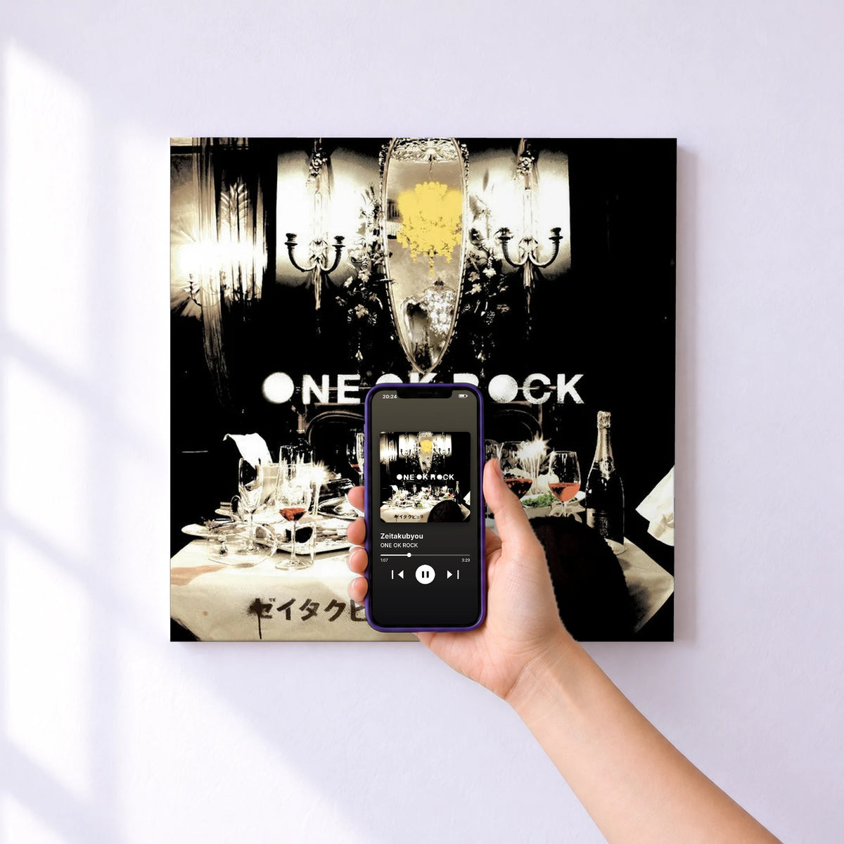 Affiche connectée Zeitakubyou de ONE OK ROCK au mur : l'album se lance en approchant le téléphone