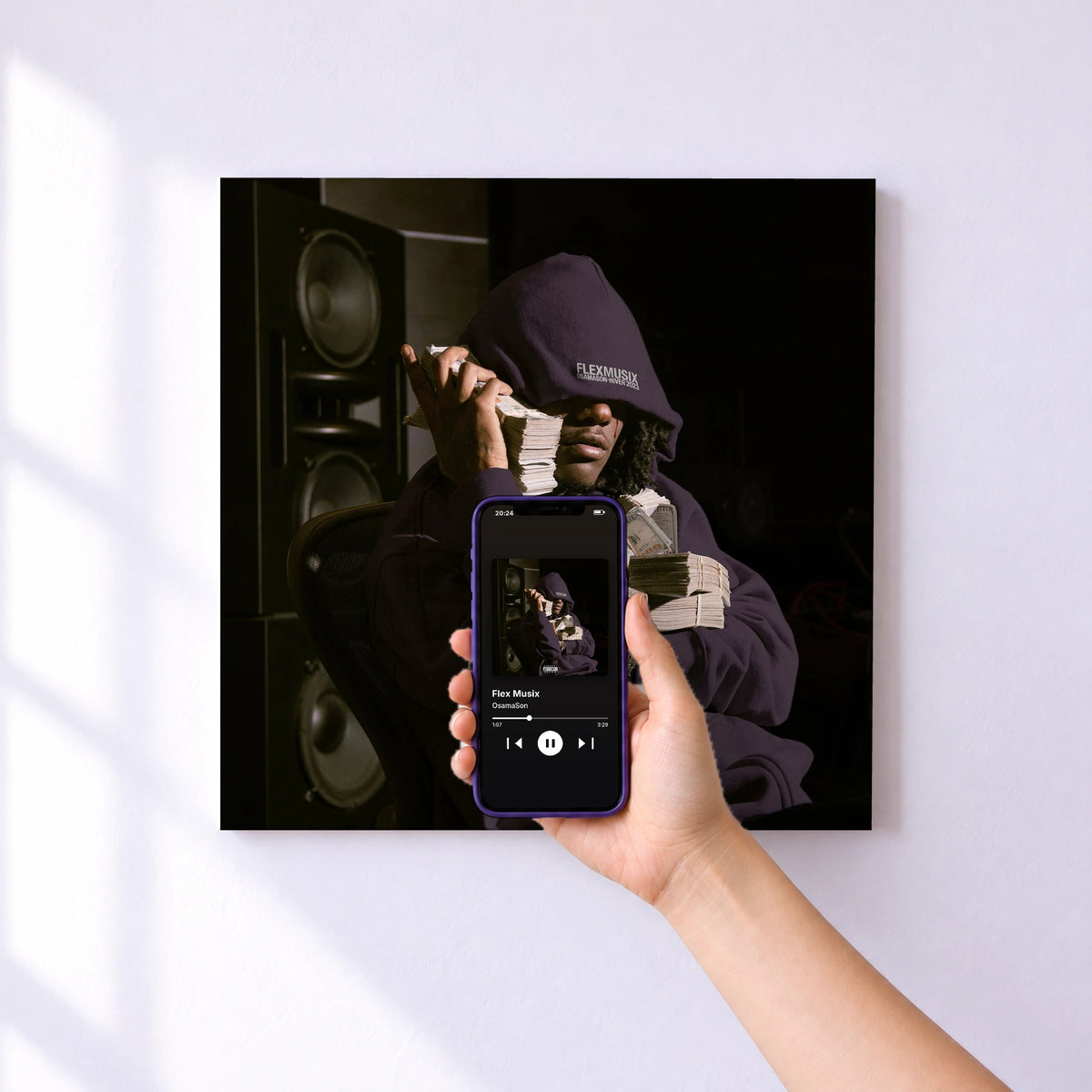 Affiche connectée Flex Musix de OsamaSon au mur : l'album se lance en approchant le téléphone