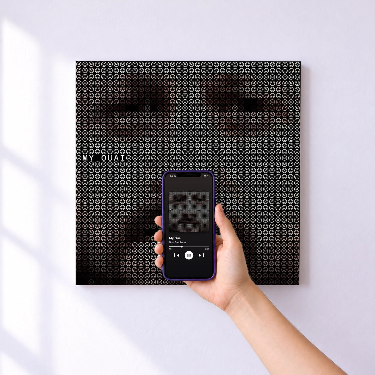 Affiche connectée My Ouai de Ouai Stéphane au mur : l'album se lance en approchant le téléphone