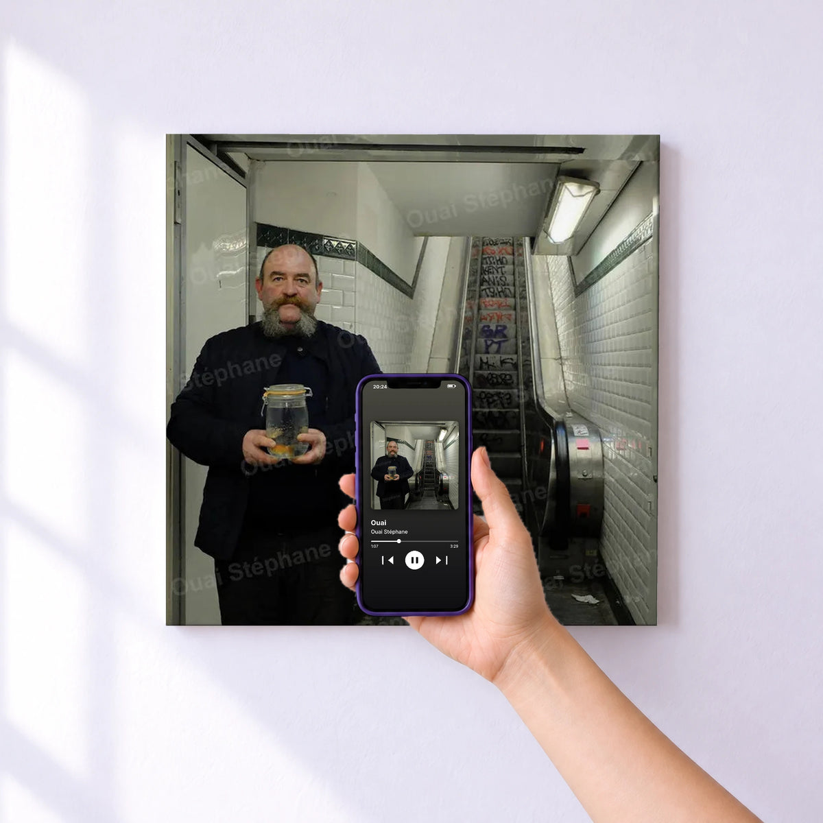 Affiche connectée Ouai de Ouai Stéphane au mur : l'album se lance en approchant le téléphone