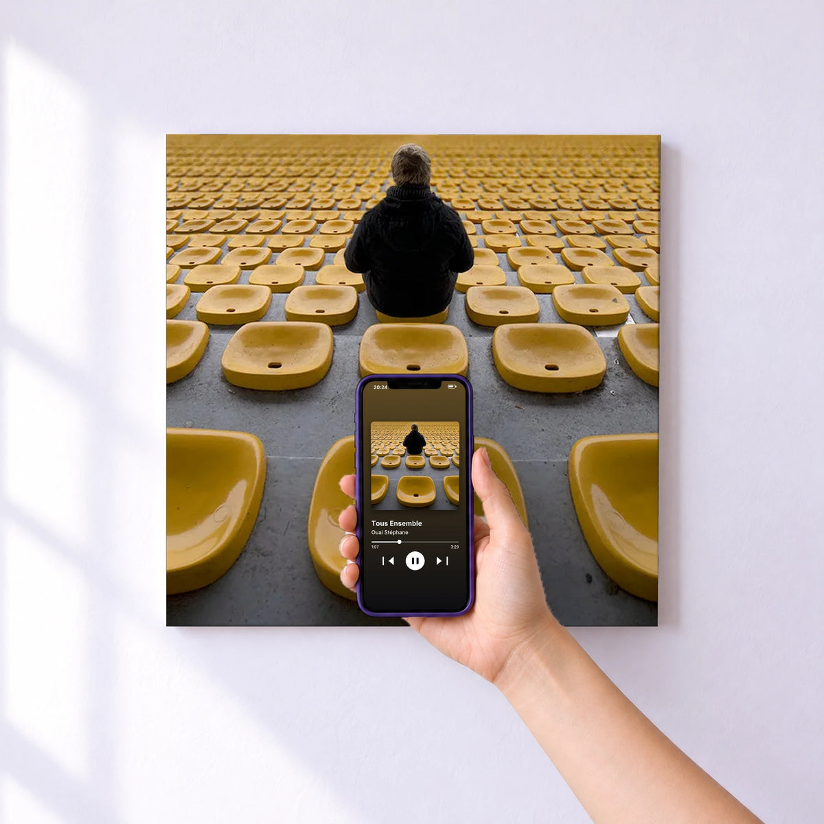 Affiche connectée Tous Ensemble de Ouai Stéphane au mur : l'album se lance en approchant le téléphone