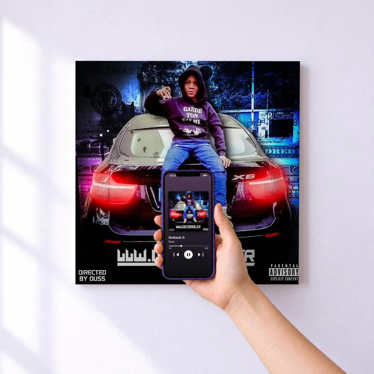 Affiche connectée Getback.fr de Ouss au mur : l'album se lance en approchant le téléphone