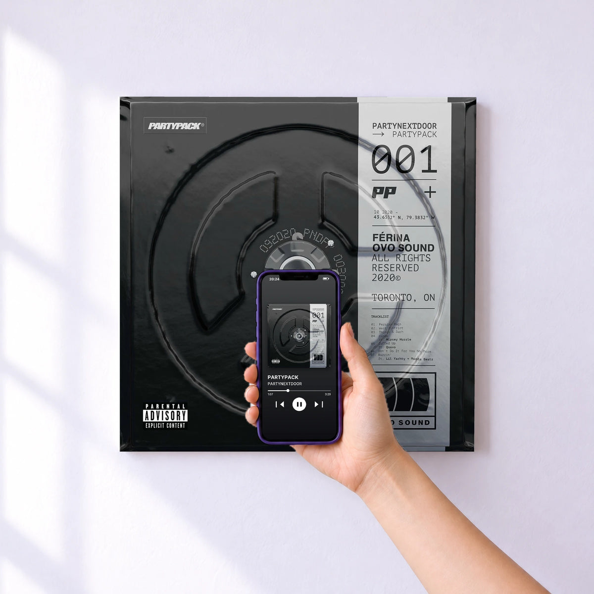 Affiche connectée PARTYPACK de PARTYNEXTDOOR au mur : l'album se lance en approchant le téléphone