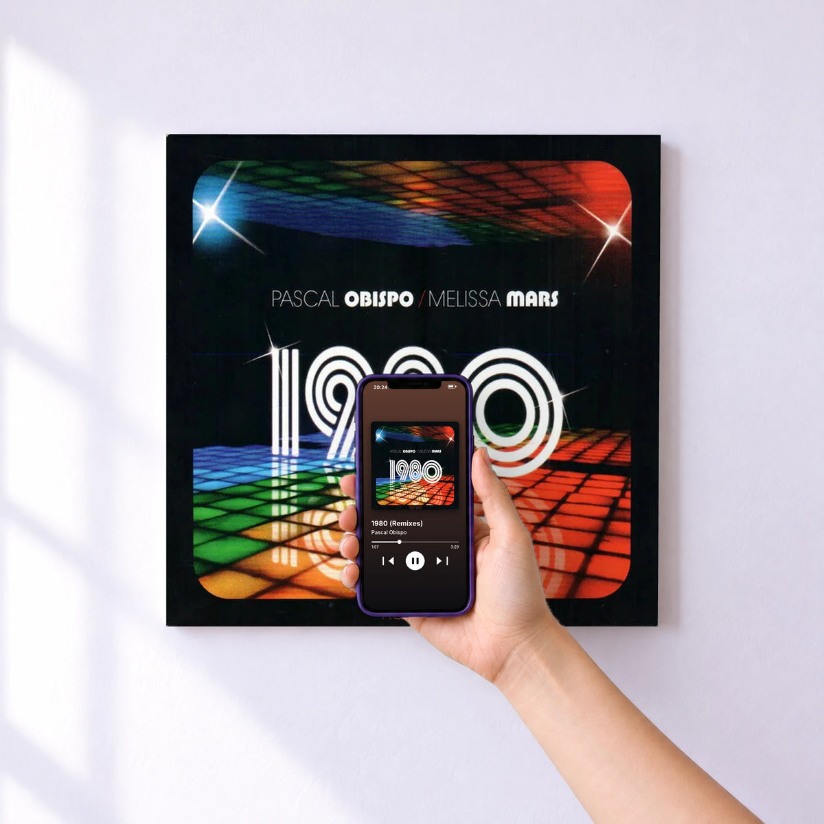 Affiche connectée 1980 (Remixes) de Pascal Obispo au mur : l'album se lance en approchant le téléphone