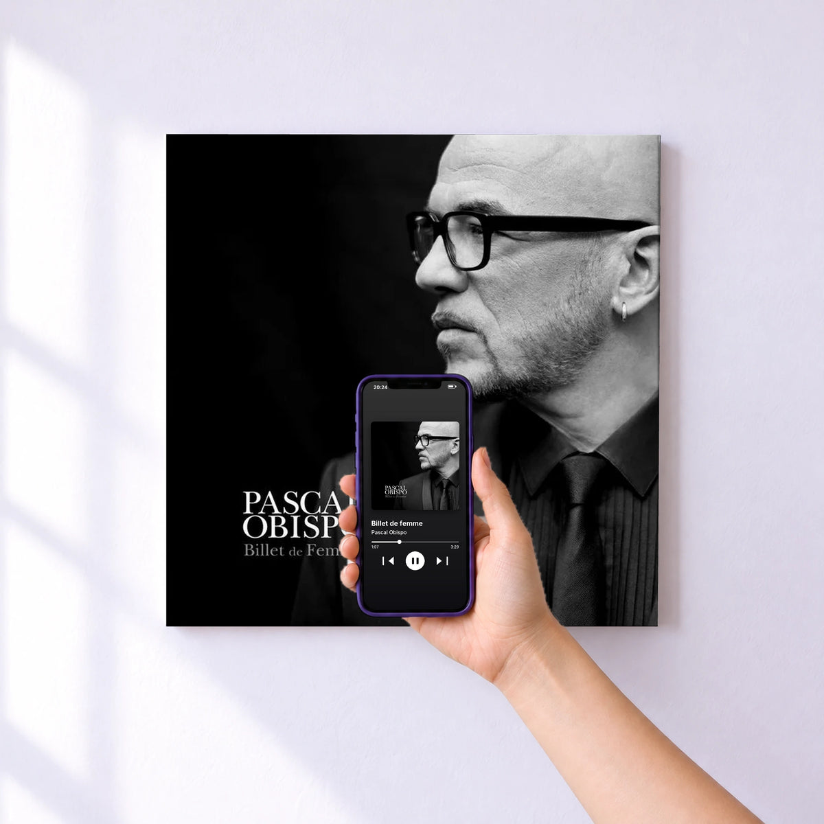 Affiche connectée Billet de femme de Pascal Obispo au mur : l'album se lance en approchant le téléphone