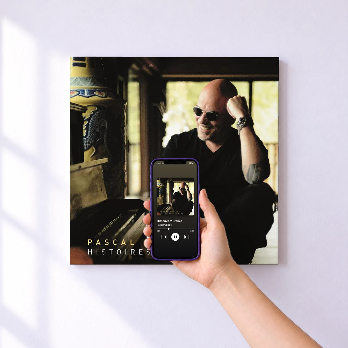 Affiche connectée Histoires 2 France de Pascal Obispo au mur : l'album se lance en approchant le téléphone