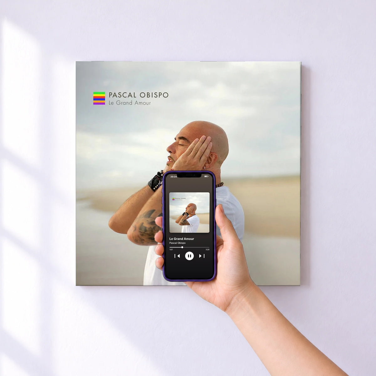 Affiche connectée Le Grand Amour de Pascal Obispo au mur : l'album se lance en approchant le téléphone
