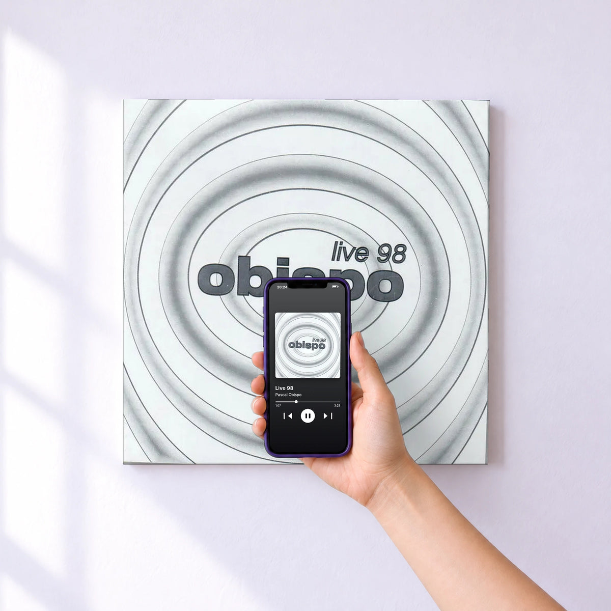 Affiche connectée Live 98 de Pascal Obispo au mur : l'album se lance en approchant le téléphone