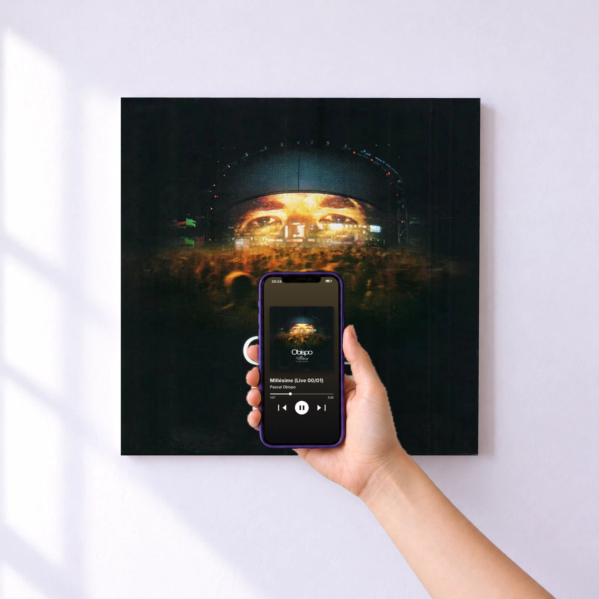 Affiche connectée Millésime (Live 00/01) de Pascal Obispo au mur : l'album se lance en approchant le téléphone